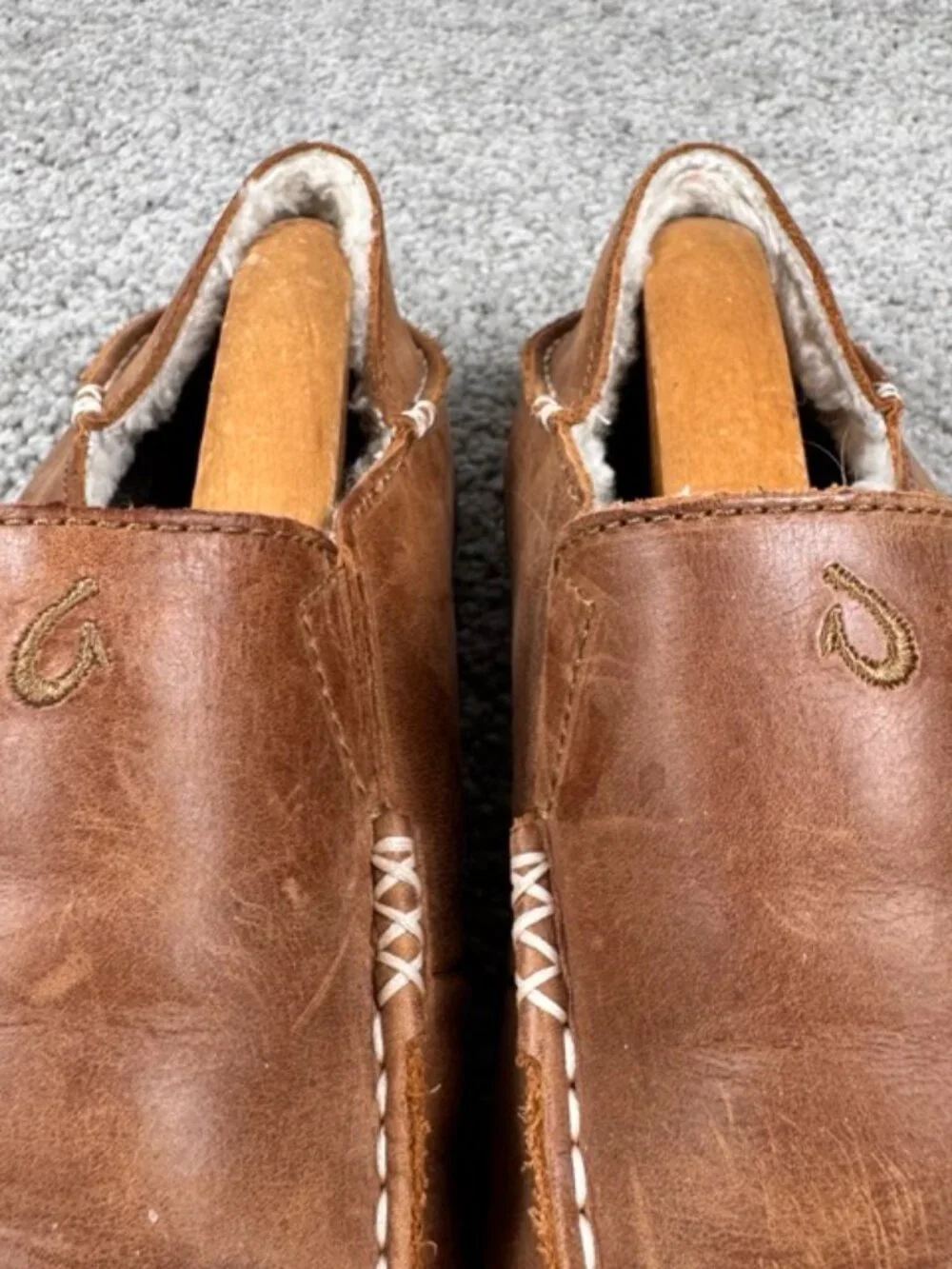 OluKai Moloa Men's Nubuck Leather Slippers with Genuine Shearling Lining Size 8